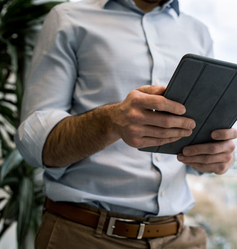 VGM-Plattform - Eine Person hält ein Tablet mit einer VGM-Plattform-Anwendung in der Hand.